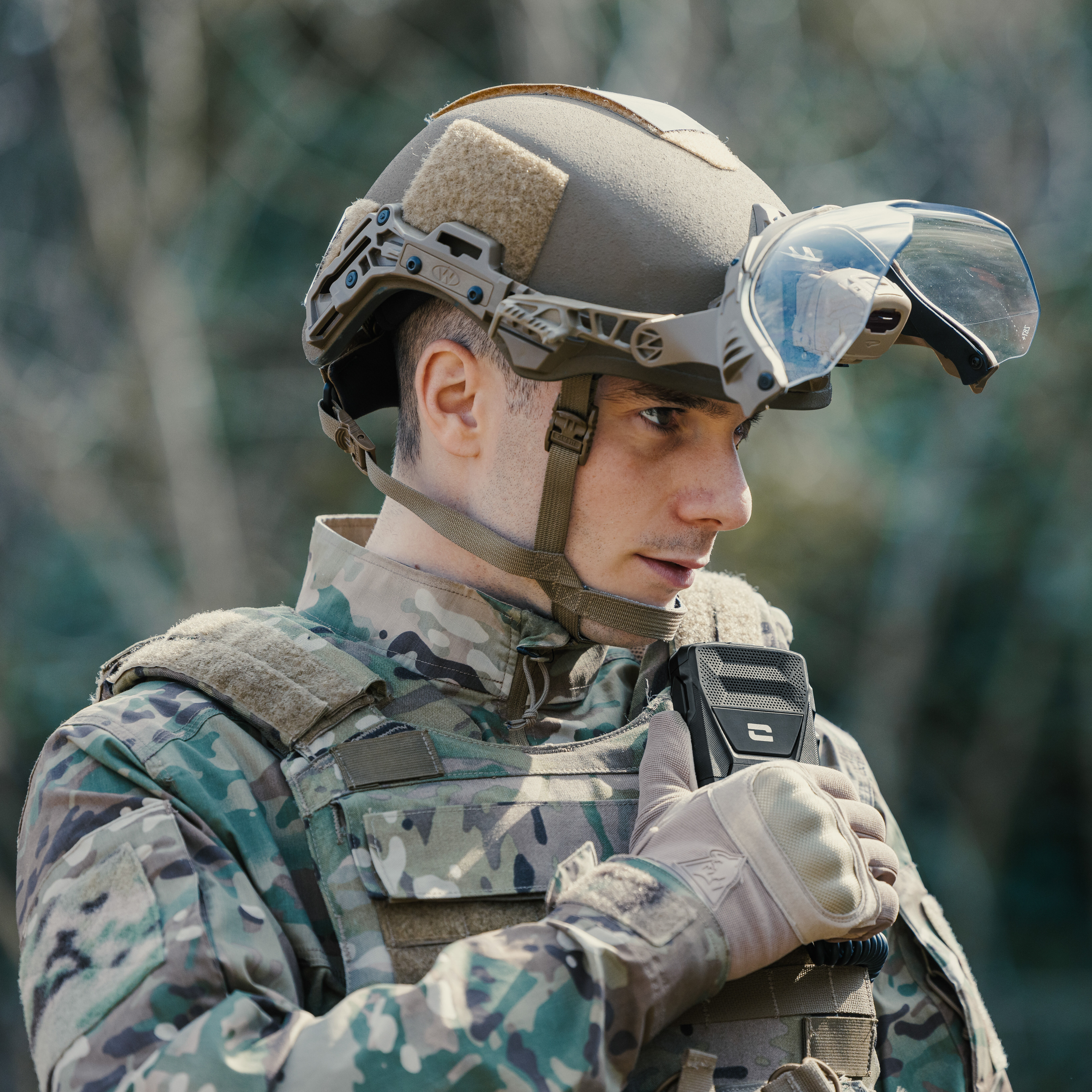 Militar con micrófono remoto X-COMM conectado al smartphone Crosscall

